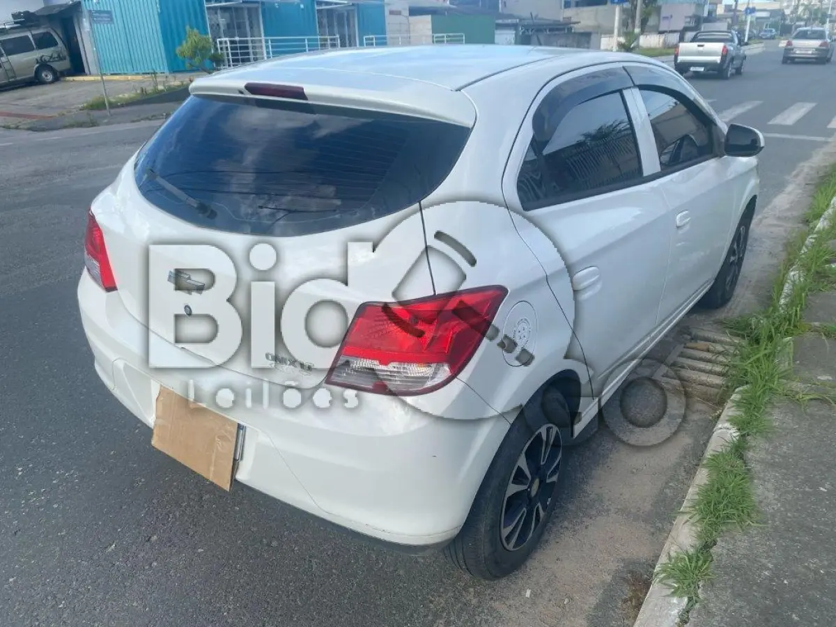 LOTE 035 - Espécie: PASSAGEIRO / Marca: CHEVROLET / Modelo: ONIX 1.0 MT LT / Placa: MLH6775 / UF: SC / Município: Balneário Piçarras / Ano fabricação: 2013 / Ano modelo: 2013 / Cor: BRANCA / Chassi: 9BGKS48B0EG195747 / Motor: CGX045842 / RENAVAM: 00568537580