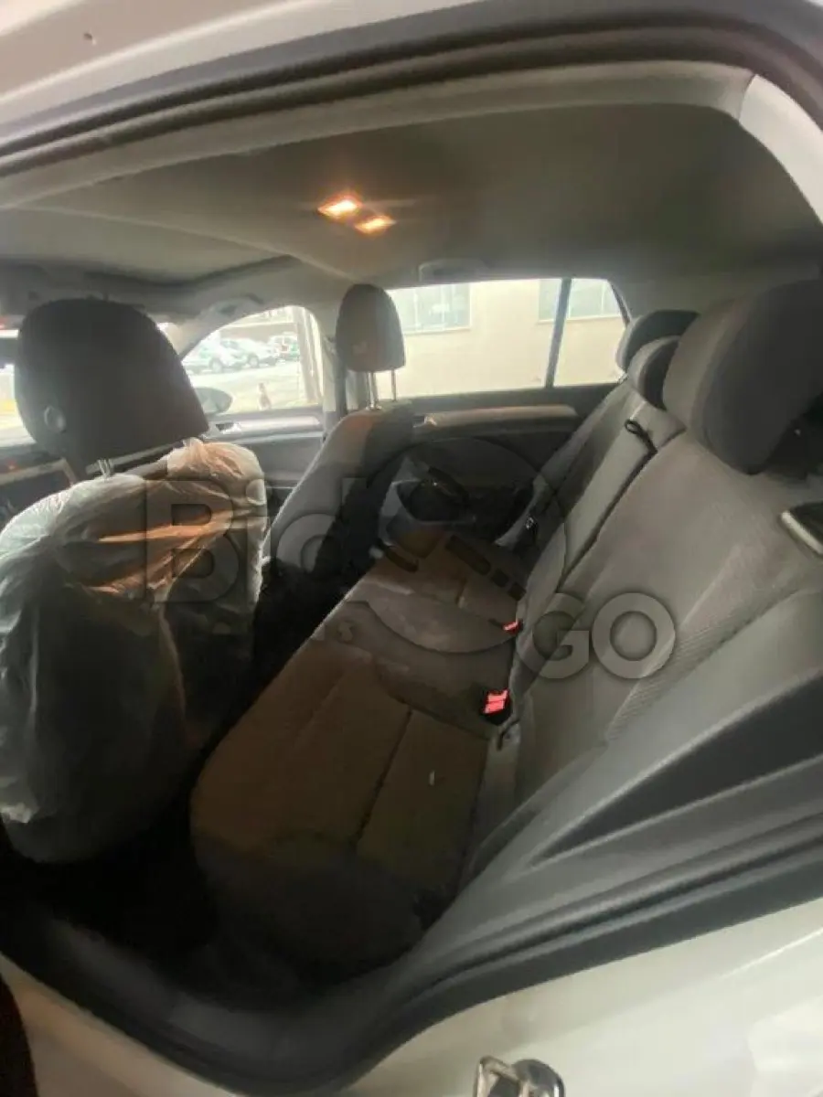 LOTE 041 - Espécie: PASSAGEIRO / Marca: I / Modelo: VW GOLF COMFORTLINE AA / Placa: QHB4648 / UF: SC / Município: Itajaí / Ano fabricação: 2014 / Ano modelo: 2015 / Cor: BRANCA / Chassi: WVWHD6AU6FW101545 / Motor: CHP177573 / RENAVAM: 01026407947