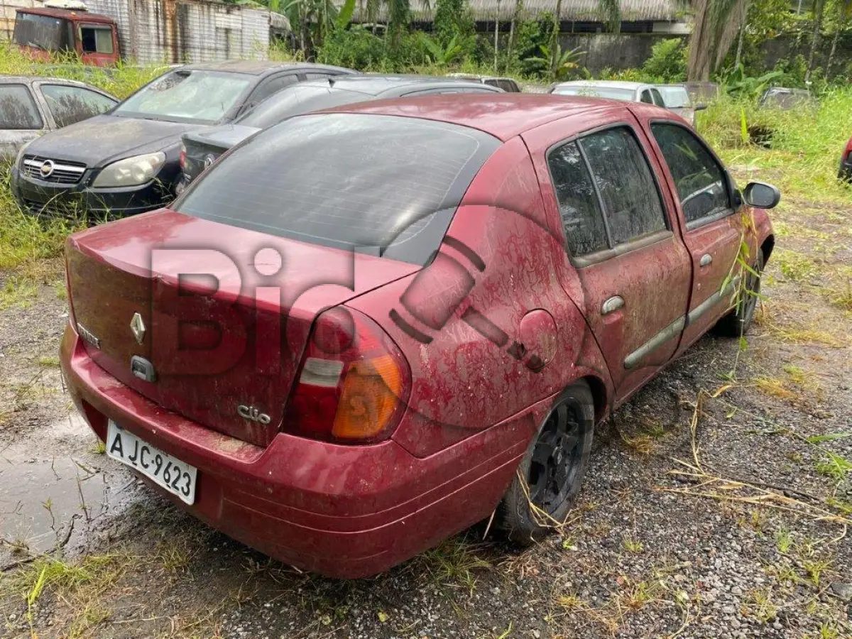 LOTE 052 - Espécie: PASSAGEIRO / Marca: RENAULT / Modelo: CLIO RN 1.0 16V / Placa: AJC9623 / UF: SC / Município: Joinville / Ano fabricação: 2001 / Ano modelo: 2001 / Cor: VERMELHA / Chassi: 93YLB06152J319965 / Motor:D4DA700Q029477 RENAVAM: 00776136852