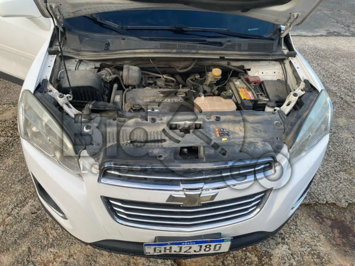 LOTE 054 - Espécie: MISTO / Marca: CHEVROLET / Modelo: TRACKER LTZ AT / Placa: GHJ2J80 / UF: SC / Município: Camboriú / Ano fabricação: 2016 / Ano modelo: 2016 / Cor: BRANCA / Chassi: 3GNCJ8EWXGL271030 / Motor: CGL271030 / RENAVAM: 01107458207
