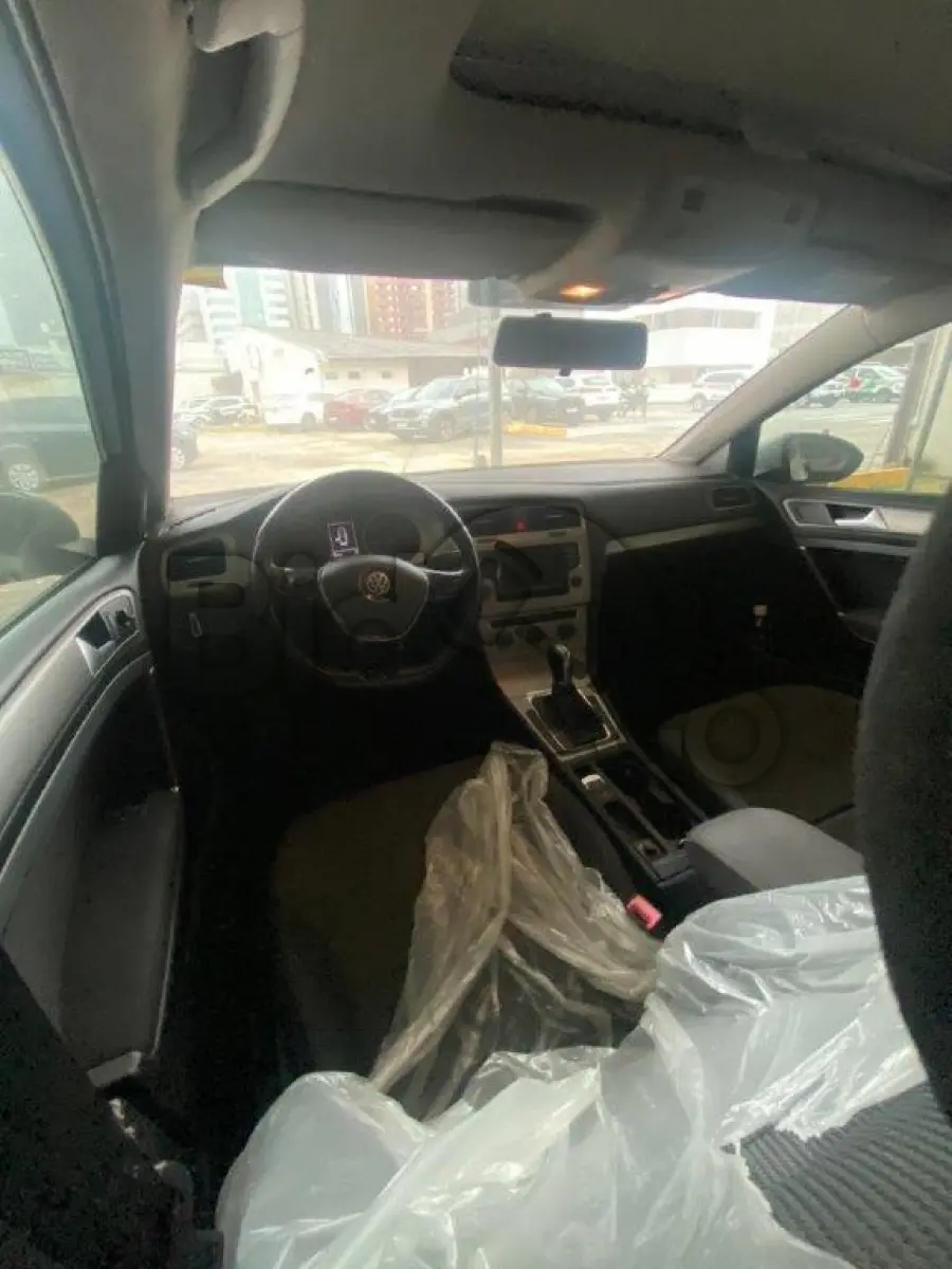 LOTE 041 - Espécie: PASSAGEIRO / Marca: I / Modelo: VW GOLF COMFORTLINE AA / Placa: QHB4648 / UF: SC / Município: Itajaí / Ano fabricação: 2014 / Ano modelo: 2015 / Cor: BRANCA / Chassi: WVWHD6AU6FW101545 / Motor: CHP177573 / RENAVAM: 01026407947