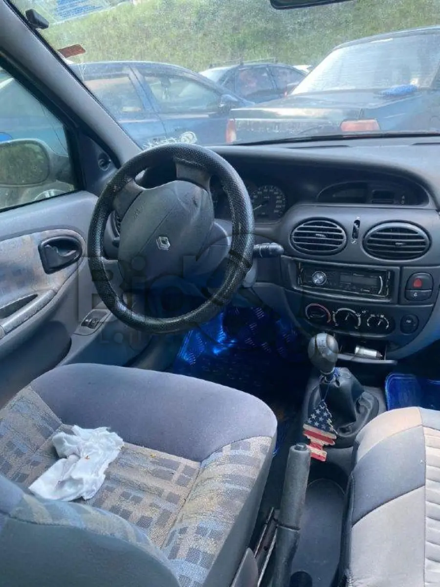 LOTE 022 - Espécie: PASSAGEIRO / Marca: RENAULT / Modelo: MEGANE RT 1.6 / Placa: MBV8D54 / UF: SC / Município: Camboriú / Ano fabricação: 2002 / Ano modelo: 2002 / Cor: PRATA / Chassi: 8A1BA00253L372449 / Motor:K4MJ706Q038437 RENAVAM: 00806370360