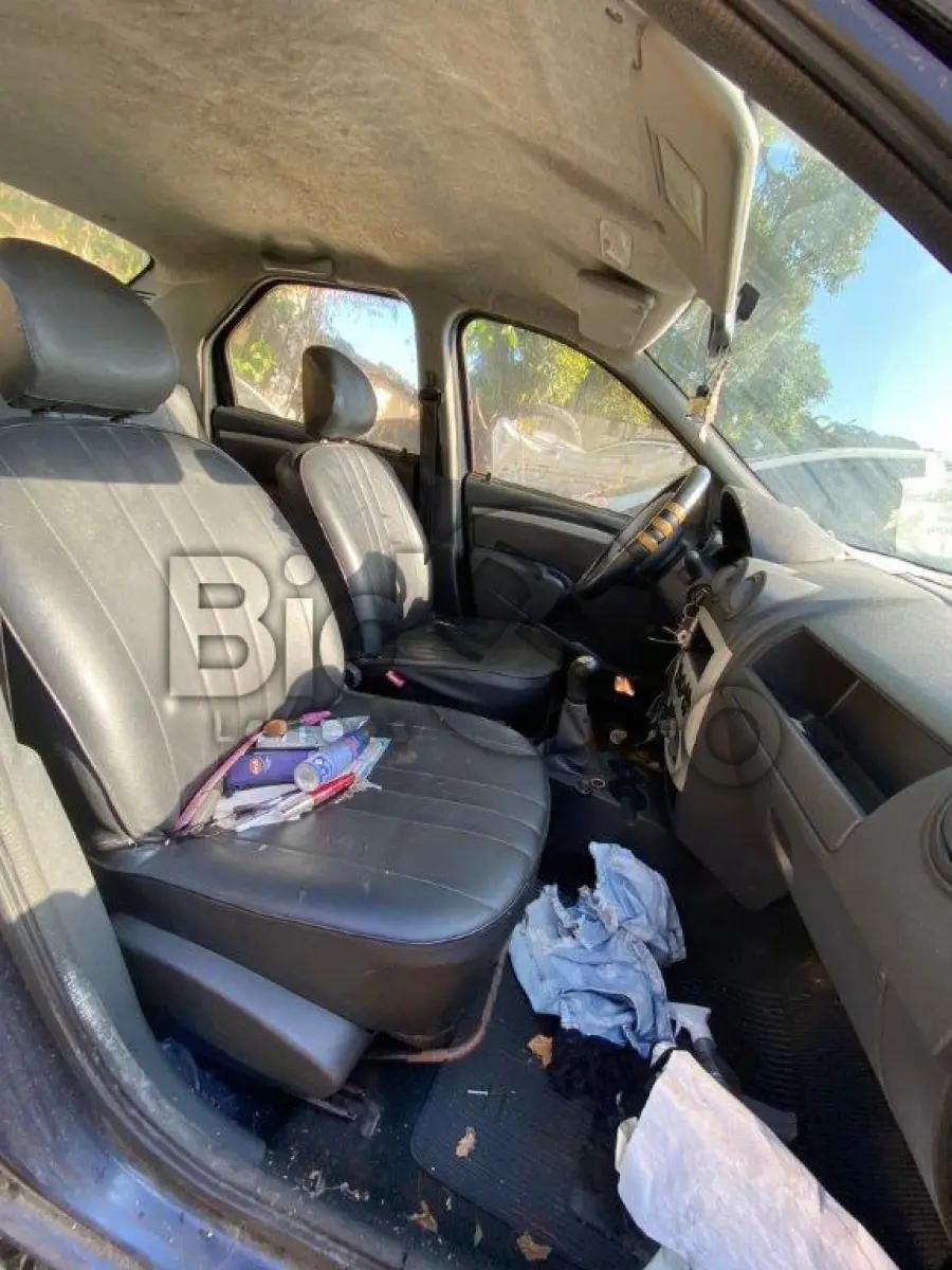 LOTE 010 - Espécie: PASSAGEIRO / Marca: RENAULT / Modelo: LOGAN EXP 1016V / Placa: LKZ6736 / UF: SC / Município: Joinville / Ano fabricação: 2009 / Ano modelo: 2010 / Cor: AZUL / Chassi: 93YLSR7GHAJ320671 / Motor:D4DH760Q066481 RENAVAM: 00169654192
