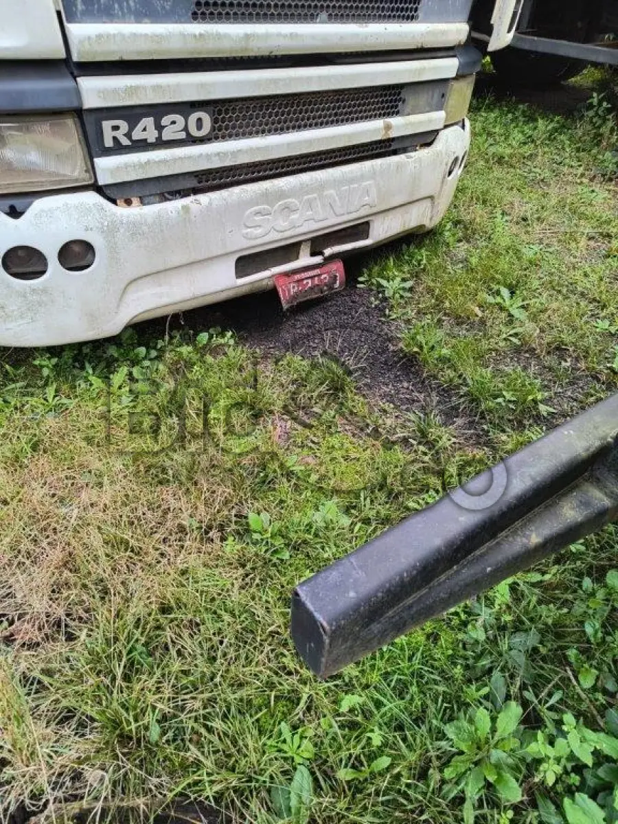 LOTE 006 - Espécie: CAMINHAO TRATOR / Marca: SCANIA / Modelo: R124 GA4X2NZ 420 / Placa: ATP2133 / UF: MS / Município: Dourados / Ano fabricação: 2005 / Ano modelo: 2005 / Cor: BRANCA / Chassi: 9BSR4X2A053567866 / Motor: 8048391 / RENAVAM: 853952515