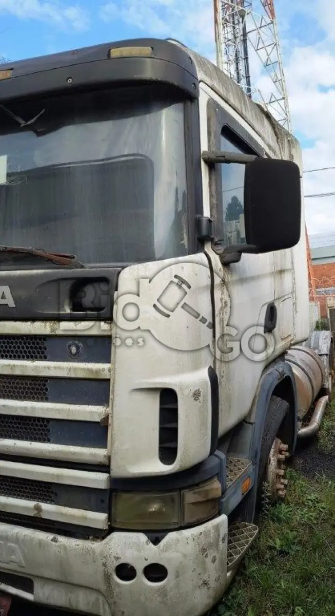 LOTE 006 - Espécie: CAMINHAO TRATOR / Marca: SCANIA / Modelo: R124 GA4X2NZ 420 / Placa: ATP2133 / UF: MS / Município: Dourados / Ano fabricação: 2005 / Ano modelo: 2005 / Cor: BRANCA / Chassi: 9BSR4X2A053567866 / Motor: 8048391 / RENAVAM: 853952515