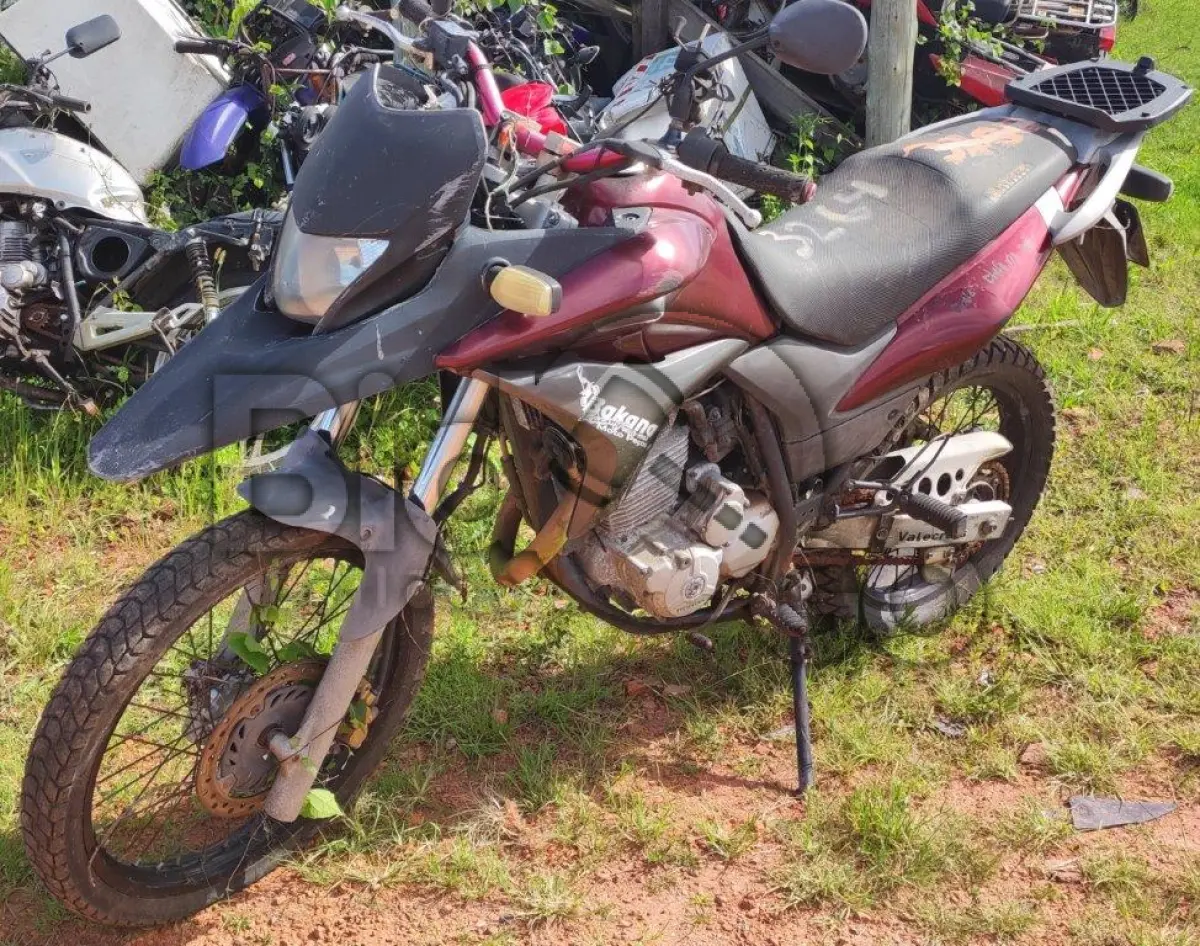 LOTE 011 - Espécie: PASSAGEIRO / Marca: HONDA / Modelo: XRE 300 / Placa: IRR7493 / UF: RS / Município: Canoas / Ano fabricação: 2011 / Ano modelo: 2011 / Cor: VERMELHA / Chassi: 9C2ND0910BR013300 / Motor: ND09E1B013300 / RENAVAM: 304572268