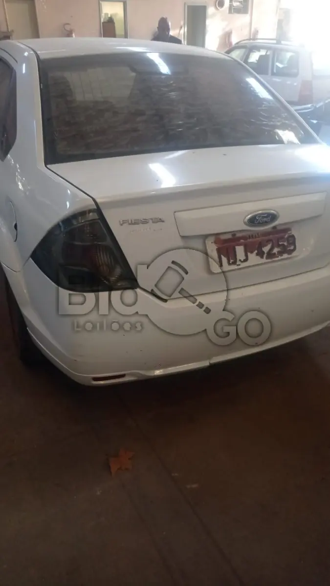 LOTE 016 - FORD/FIESTA SEDAN1.6FLEX, Ano/modelo: 2013/2013, Placa: IUJ4259, Chassi: 9BFZF54P1D8475311, RENAVAM: 538996994, Tipo: Automóvel, Cor: Branca, Espécie: Passageiro, Motor: QF9AD8575311