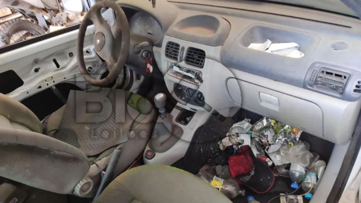 LOTE 002 - Espécie: PASSAGEIRO / Marca: RENAULT / Modelo: CLIO AUT 1.0 H / Placa: DHS1994 / UF: RS / Município: Caxias do Sul / Ano fabricação: 2003 / Ano modelo: 2004 / Cor: BRANCA / Chassi: 93YBB0Y054J441329 / Motor: D7DC760Q010864 / RENAVAM: 00809294508