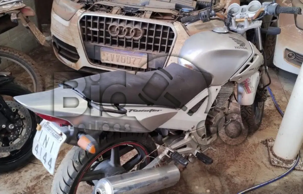 LOTE 007 - Espécie: PASSAGEIRO / Marca: HONDA / Modelo: CBX 250 TWISTER / Placa: INI4144 / UF: RS / Município: Porto Alegre / Ano fabricação: 2006 / Ano modelo: 2006 / Cor: PRATA / Chassi:9C2MC35006R042463 / Motor: MC35E-6042463 / RENAVAM: 00895948281