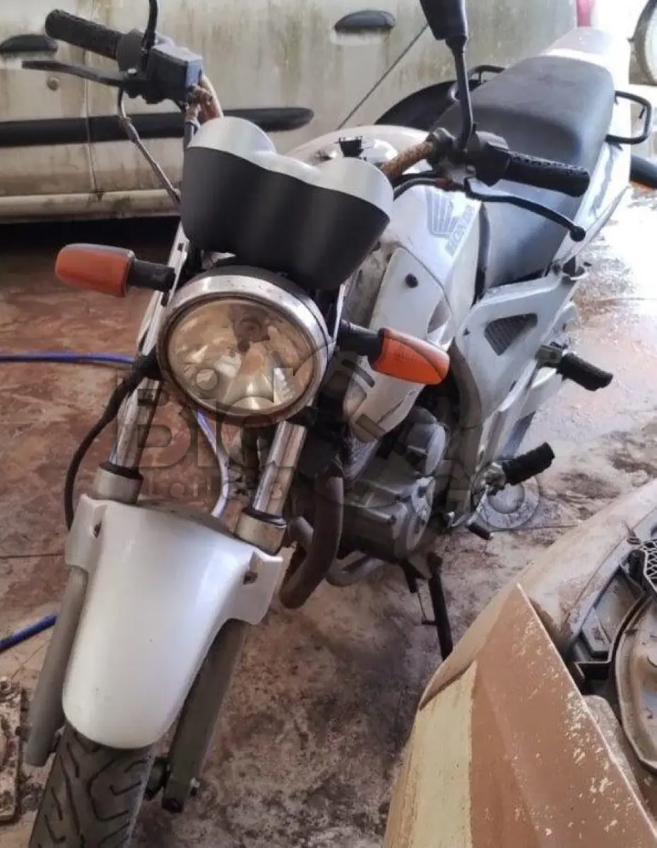 LOTE 007 - Espécie: PASSAGEIRO / Marca: HONDA / Modelo: CBX 250 TWISTER / Placa: INI4144 / UF: RS / Município: Porto Alegre / Ano fabricação: 2006 / Ano modelo: 2006 / Cor: PRATA / Chassi:9C2MC35006R042463 / Motor: MC35E-6042463 / RENAVAM: 00895948281