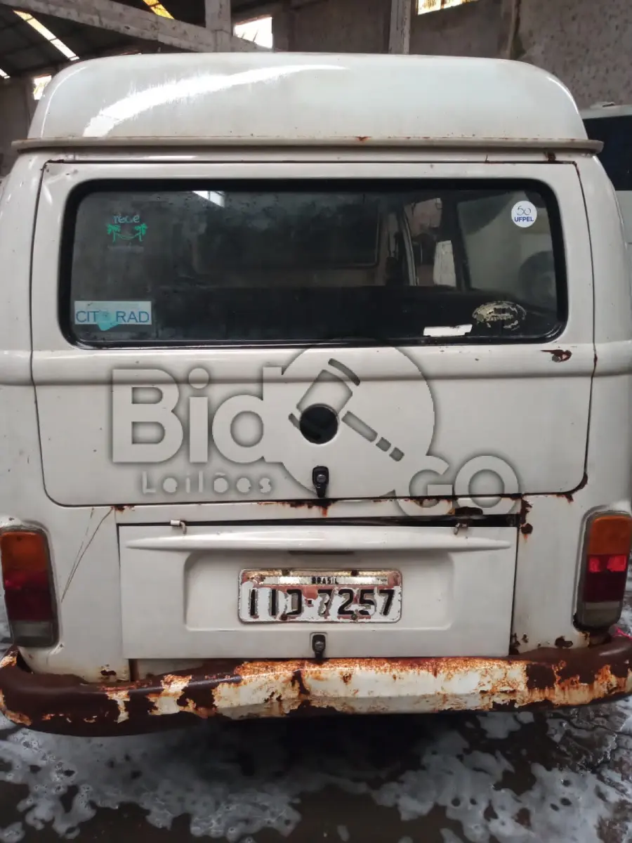 LOTE 009 - VW/KOMBI, Ano/modelo: 1998/1999, Placa: IID7257, Chassi: 9BWZZZ237WP016902, RENAVAM: 704547023, Tipo: Camioneta, Cor: Branca, Espécie: Misto, Motor: UGA016424