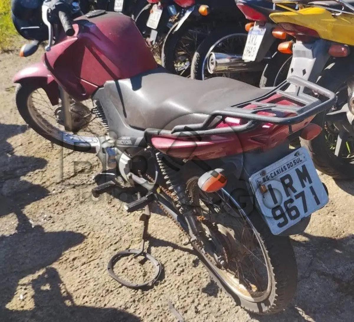 LOTE 010 - Espécie: PASSAGEIRO / Marca: YAMAHA / Modelo: FACTOR YBR125 K / Placa: IRM9671 / UF: RS / Município: Caxias do Sul / Ano fabricação: 2010 / Ano modelo: 2011 / Cor: VERMELHA / Chassi: 9C6KE1520B0001843 / Motor: E3G9E-001846 / RENAVAM: 00274184818