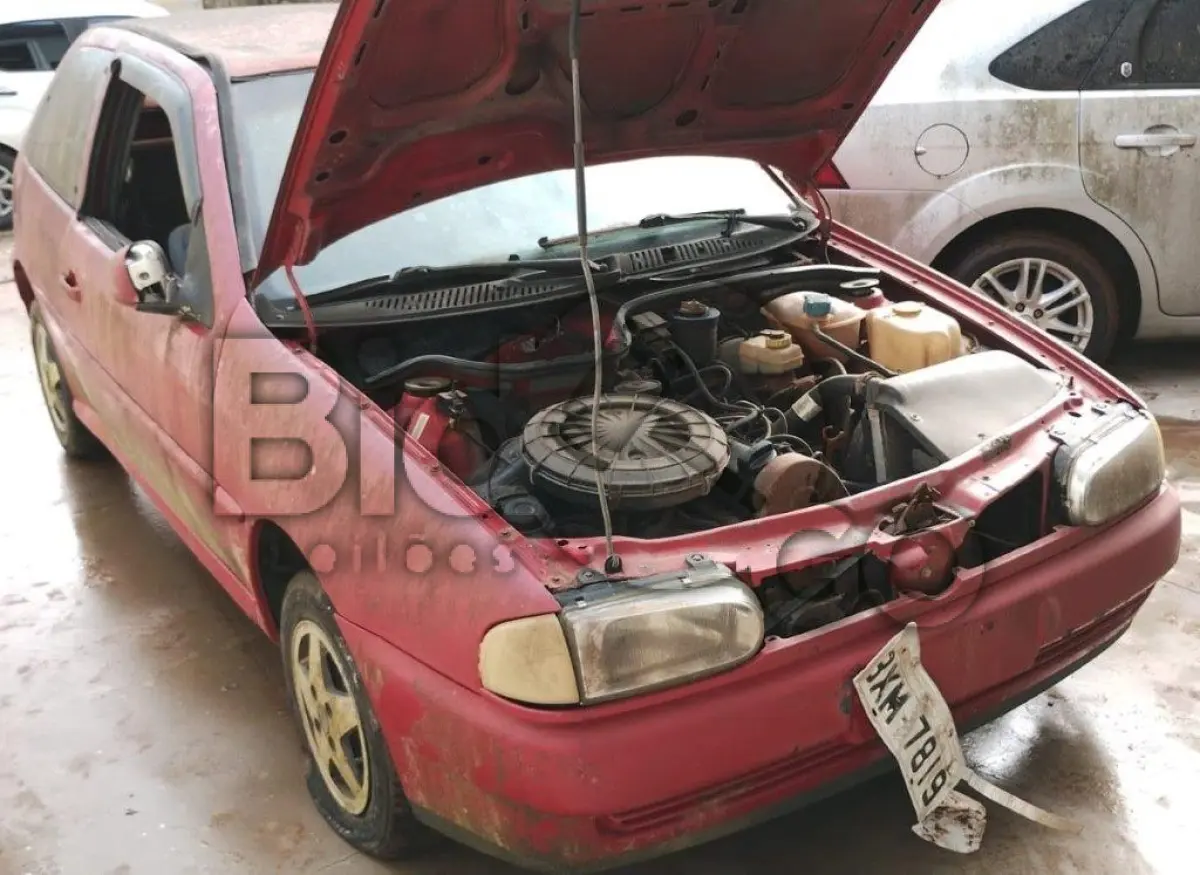 LOTE 002 - Espécie: PASSAGEIRO / Marca: VW / Modelo: GOL GLI 1.8 / Placa: BXM7819 / UF: RS / Município: Farroupilha / Ano fabricação: 1996 / Ano modelo: 1996 / Cor: VERMELHA / Chassi: 9BWZZZ377TT093473 / Motor: UDC069142 / RENAVAM: 00655255613