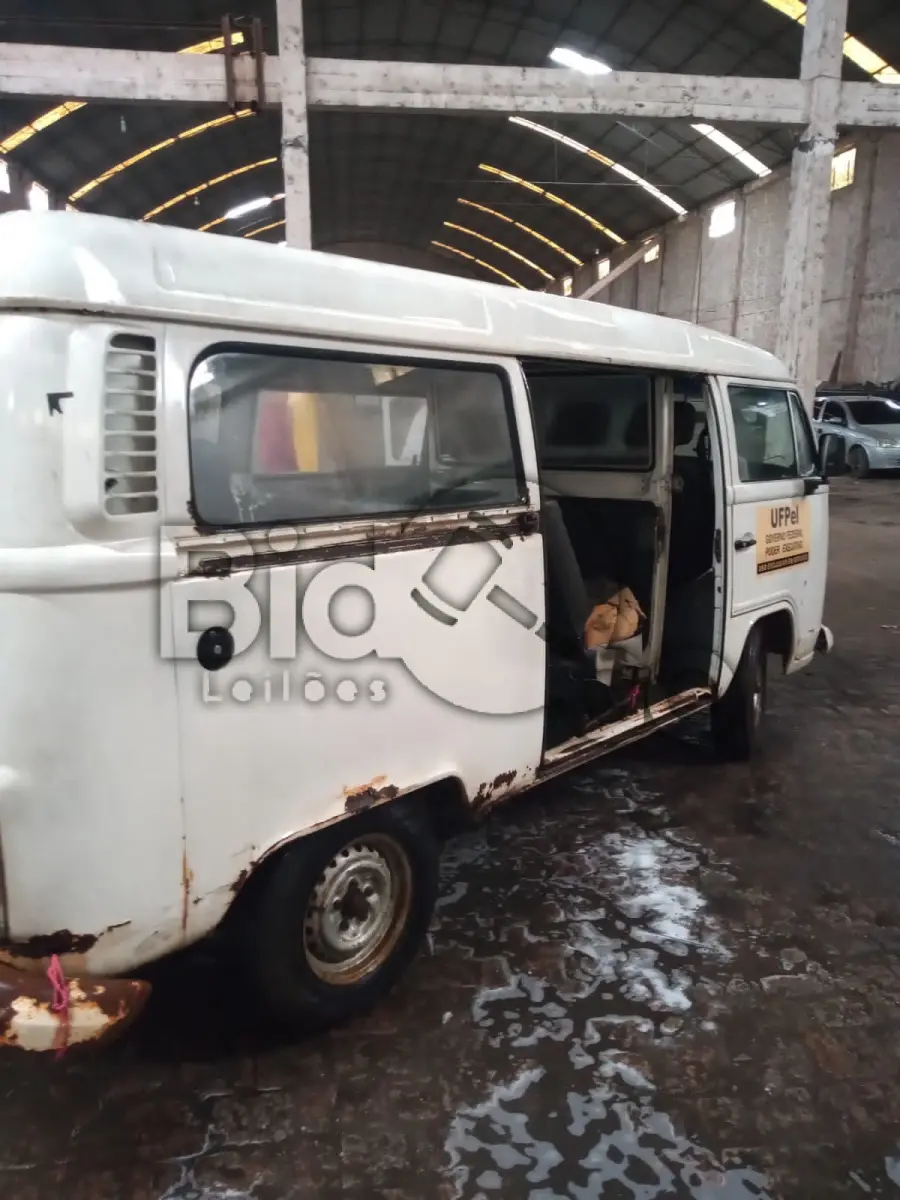 LOTE 009 - VW/KOMBI, Ano/modelo: 1998/1999, Placa: IID7257, Chassi: 9BWZZZ237WP016902, RENAVAM: 704547023, Tipo: Camioneta, Cor: Branca, Espécie: Misto, Motor: UGA016424