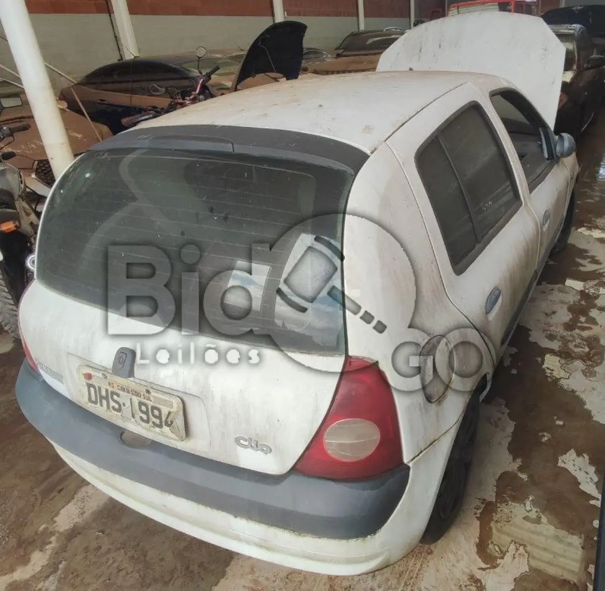LOTE 002 - Espécie: PASSAGEIRO / Marca: RENAULT / Modelo: CLIO AUT 1.0 H / Placa: DHS1994 / UF: RS / Município: Caxias do Sul / Ano fabricação: 2003 / Ano modelo: 2004 / Cor: BRANCA / Chassi: 93YBB0Y054J441329 / Motor: D7DC760Q010864 / RENAVAM: 00809294508