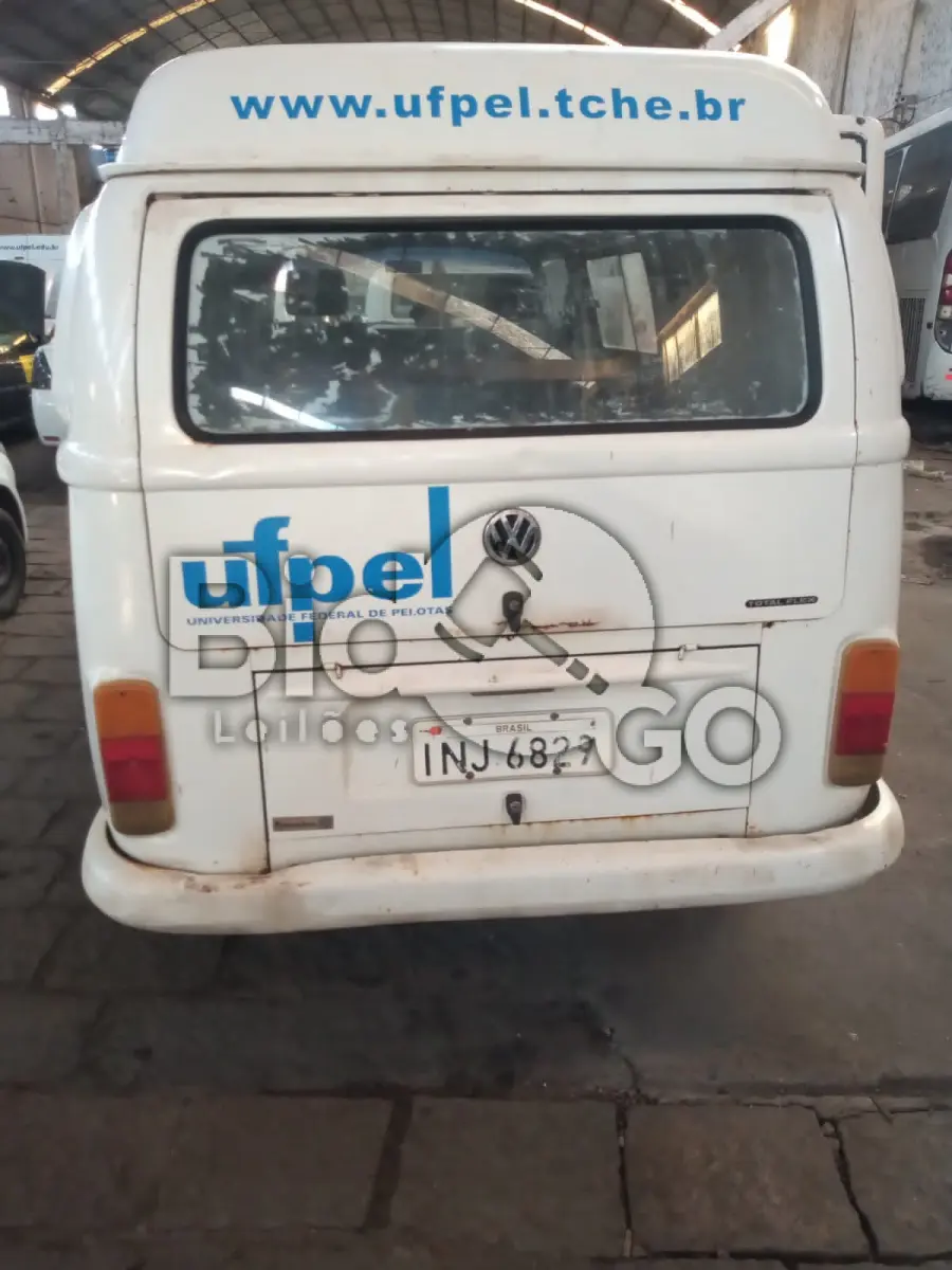 LOTE 014 - VW/KOMBI FURGAO, Ano/modelo: 2006/2007, Placa: INJ6829, Chassi: 9BWFF07X57P002877, RENAVAM: 898206600, Tipo: Caminhonete, Cor: Branca, Espécie: Carga, Motor: BTJ014848