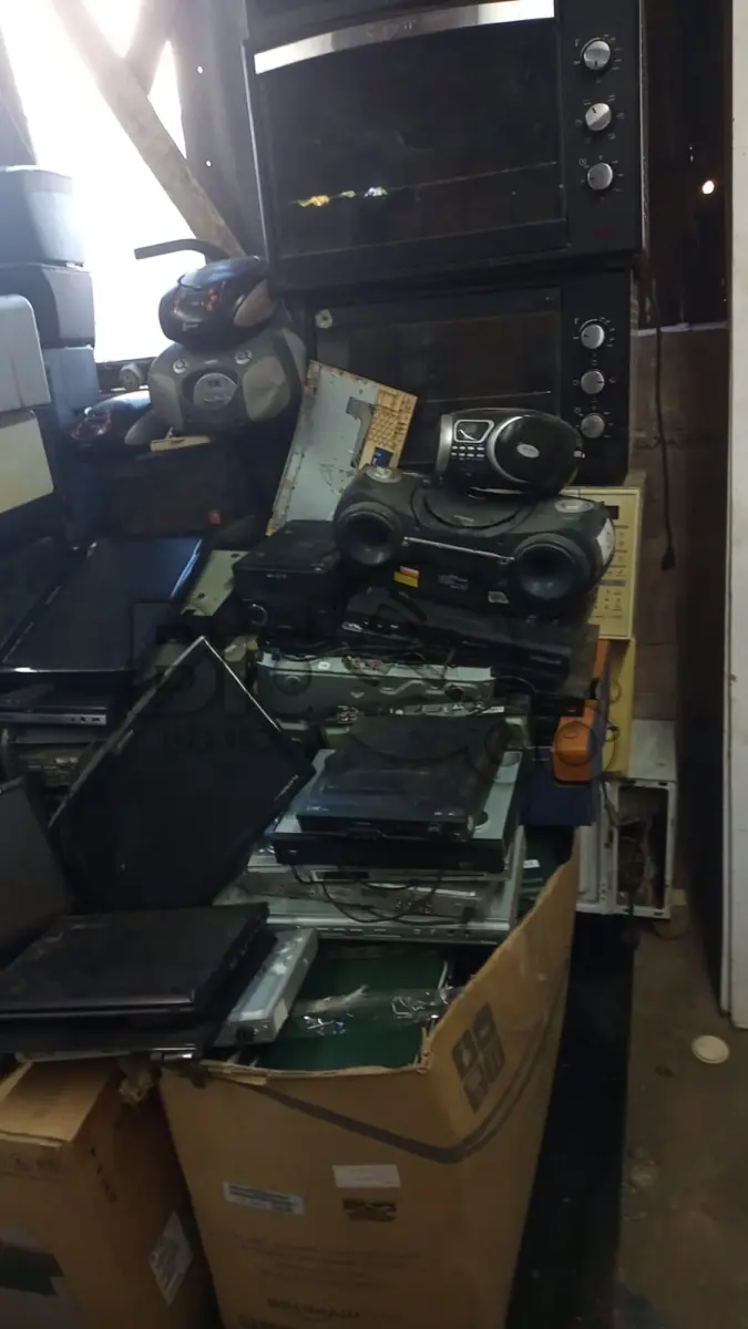 LOTE 005 -  47 sucatas de impressoras de diversas. Sucata de monitor , Dvd , Relógio digital , Rádios, Aproxidamente 80 tablets positivo.etc.