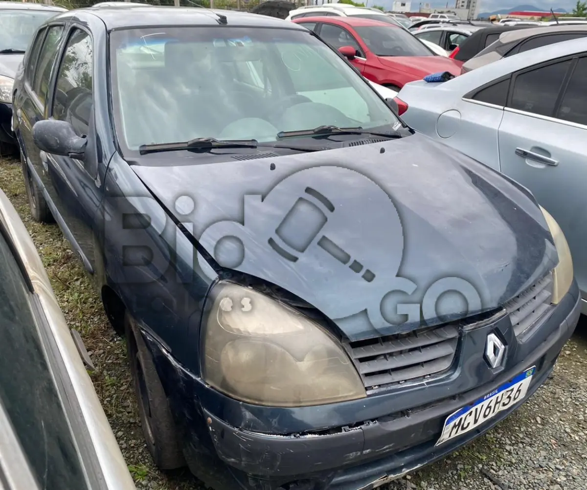 LOTE 016 - SUCATA COM MOTOR SERVÍVEL - Espécie: PASSAGEIRO / Marca: RENAULT / Modelo: CLIO EXP 10 16VS / Placa: MCV6H36 / UF: SC / Município: Itajaí / Ano fabricação: 2004 / Ano modelo: 2005 / Cor: VERDE / Chassi: 93YLB06155J536098 / Motor: D4DA700Q084946 / RENAVAM: 00835246272
