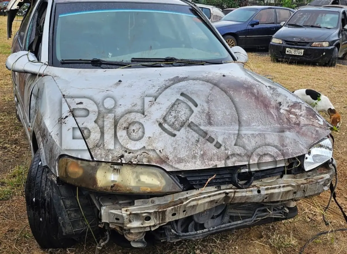 LOTE 018 - Espécie: AUTOMOVEL / Marca: GM / Modelo: VECTRA CD / Placa: DCV9757 / UF: SC / Município: Guaramirim / Ano fabricação: 2001 / Ano modelo: 2001 / Cor: PRATA / Chassi: 9BGJL19Y01B156821 / Motor: JX0008114 / RENAVAM: 00751821926