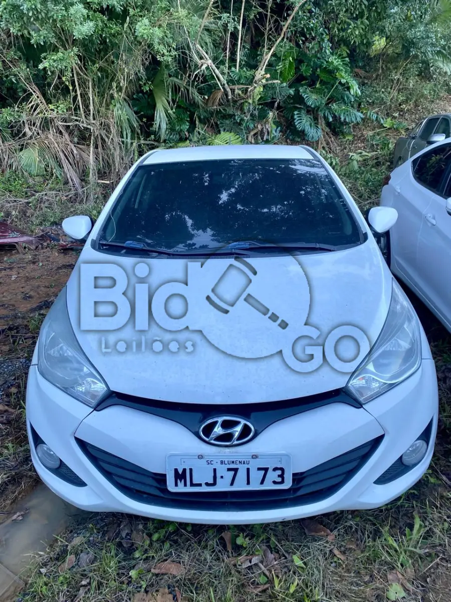 LOTE 010 - Espécie: PASSAGEIRO / Marca: HYUNDAI / Modelo: HB20S 1.6A PREM / Placa: MLJ7173 / UF: SC / Município: Florianópolis / Ano fabricação: 2013 / Ano modelo: 2014 / Cor: BRANCA Chassi:9BHBH41DBEP091431 / Motor: F4FACU713795 / RENAVAM: 536016640