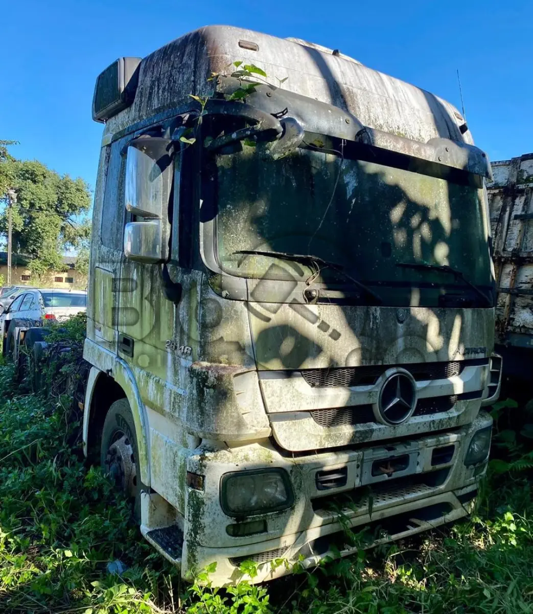 LOTE 009 - Espécie: TRACAO / Marca: M.BENZ / Modelo: ACTROS 2646LS6X4 / Placa: QBH7F57 / UF: PR / Município: Dois Vizinhos / Ano fabricação: 2014 / Ano modelo: 2014 / Cor: BRANCA / Chassi: 9BM934241ES022543 / Motor: 5410000U9064958 / RENAVAM: 1002246293