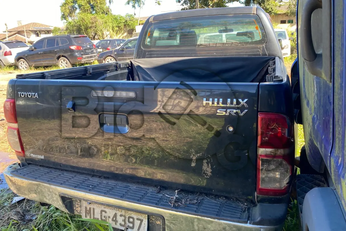 LOTE 001 - Espécie: ESPECIAL / Marca: I / Modelo: TOYOTA HILUX CD4X4 SRV / Placa: MLG4397 / UF: SC / Município: Sombrio / Ano fabricação: 2013 / Ano modelo: 2013 / Cor: PRETA / Chassi: 8AJFY29G5D8545177 / Motor: 1KDA290398 / RENAVAM: 588127710 *MOTOR COM PEÇAS FALTANDO
