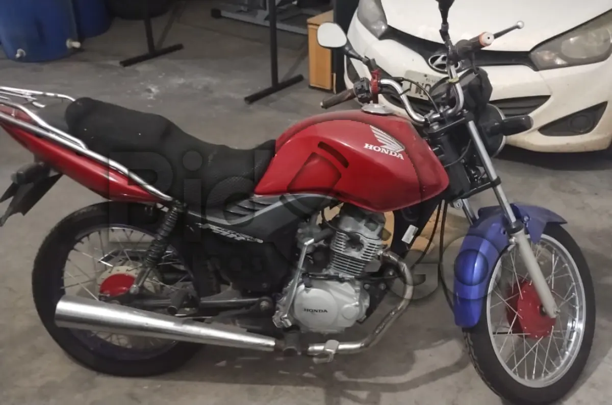 LOTE 006 - Espécie: PASSAGEIRO / Marca: HONDA / Modelo: CG 125 FAN KS / Placa: IQF7041 / UF: RS / Município: Caxias do Sul / Ano fabricação: 2009 / Ano modelo: 2009 / Cor: VERMELHA / Chassi: 9C2JC41109R073745 / Motor: JC41E19073745 / RENAVAM: 00171226453