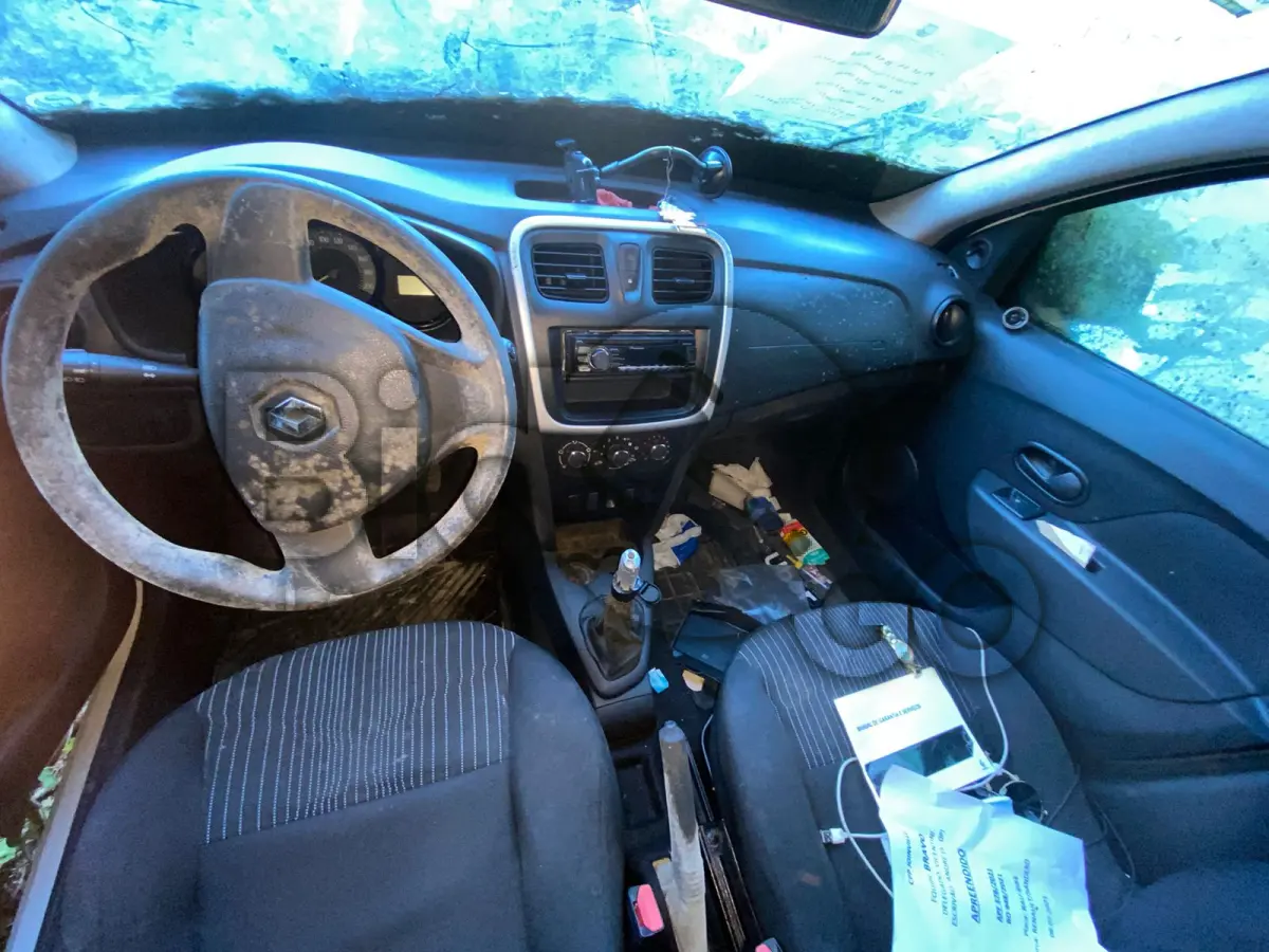 LOTE 004 - Espécie: PASSAGEIRO / Marca: RENAULT / Modelo: SANDERO AUTH 10 / Placa: BAU8I84 / UF: SC / Município: Joinville / Ano fabricação: 2016 / Ano modelo: 2016 / Cor: BRANCA / Chassi: 93Y5SRD04GJ549836 / Motor:D4DJ754Q191531 RENAVAM: 01098632670