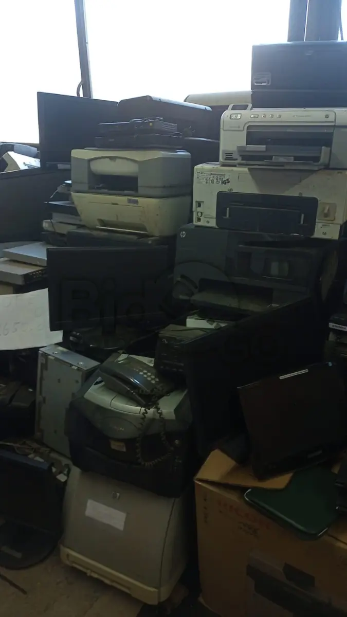 LOTE 005 -  47 sucatas de impressoras de diversas. Sucata de monitor , Dvd , Relógio digital , Rádios, Aproxidamente 80 tablets positivo.etc.
