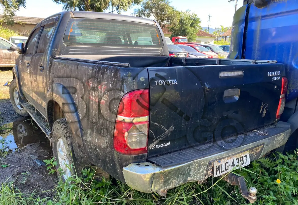LOTE 001 - Espécie: ESPECIAL / Marca: I / Modelo: TOYOTA HILUX CD4X4 SRV / Placa: MLG4397 / UF: SC / Município: Sombrio / Ano fabricação: 2013 / Ano modelo: 2013 / Cor: PRETA / Chassi: 8AJFY29G5D8545177 / Motor: 1KDA290398 / RENAVAM: 588127710 *MOTOR COM PEÇAS FALTANDO