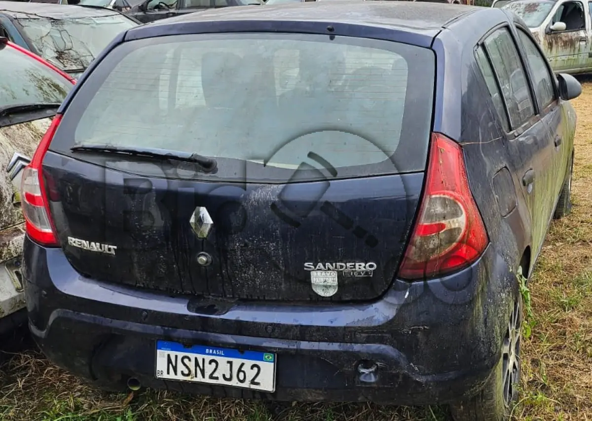 LOTE 015 - Espécie: PASSAGEIRO / Marca: RENAULT / Modelo: SANDERO AUT1016V / Placa: NSN2J62 / UF: SC / Município: Blumenau / Ano fabricação: 2010 / Ano modelo: 2010 / Cor: AZUL / Chassi: 93YBSR6RHAJ421536 / Motor: D4DH760Q089009 / RENAVAM: 201980916