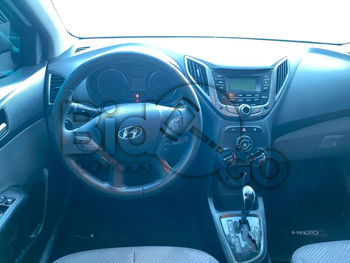 LOTE 010 - Espécie: PASSAGEIRO / Marca: HYUNDAI / Modelo: HB20S 1.6A PREM / Placa: MLJ7173 / UF: SC / Município: Florianópolis / Ano fabricação: 2013 / Ano modelo: 2014 / Cor: BRANCA Chassi:9BHBH41DBEP091431 / Motor: F4FACU713795 / RENAVAM: 536016640