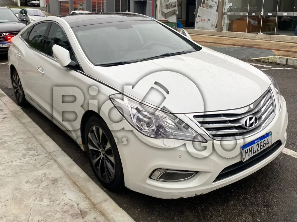 LOTE 009 - Espécie: PASSAGEIRO / Marca: I / Modelo: HYUNDAI AZERA 3.0 V6 / Placa: BBE8001 / UF: SC / Município: Balneário Camboriú / Ano fabricação: 2014 / Ano modelo: 2014 / Cor: BRANCA / Chassi: KMHFH41HBFA411483 / Motor: G6DEEA288991 / RENAVAM: 01023329198