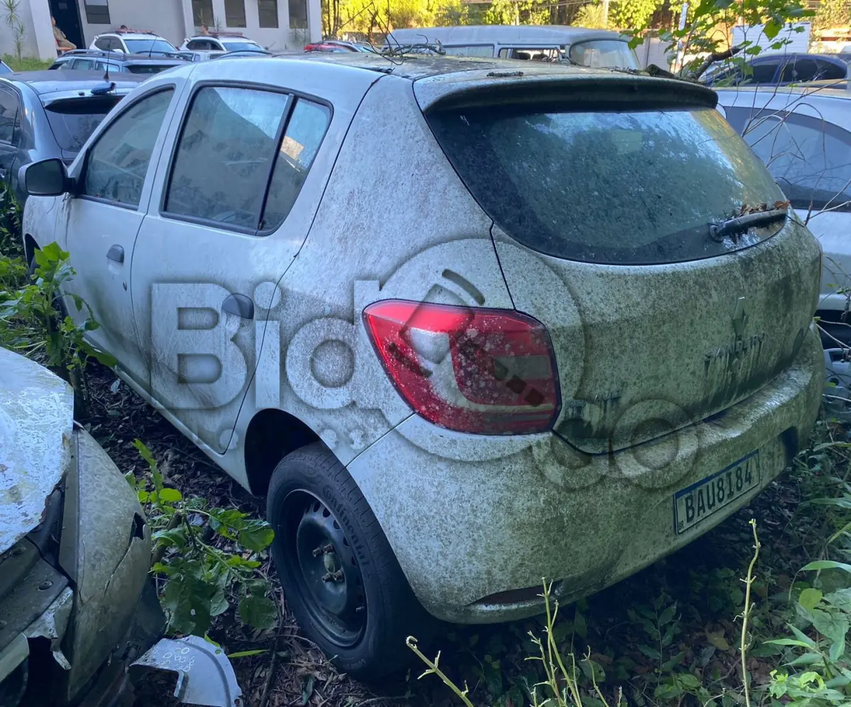 LOTE 004 - Espécie: PASSAGEIRO / Marca: RENAULT / Modelo: SANDERO AUTH 10 / Placa: BAU8I84 / UF: SC / Município: Joinville / Ano fabricação: 2016 / Ano modelo: 2016 / Cor: BRANCA / Chassi: 93Y5SRD04GJ549836 / Motor:D4DJ754Q191531 RENAVAM: 01098632670