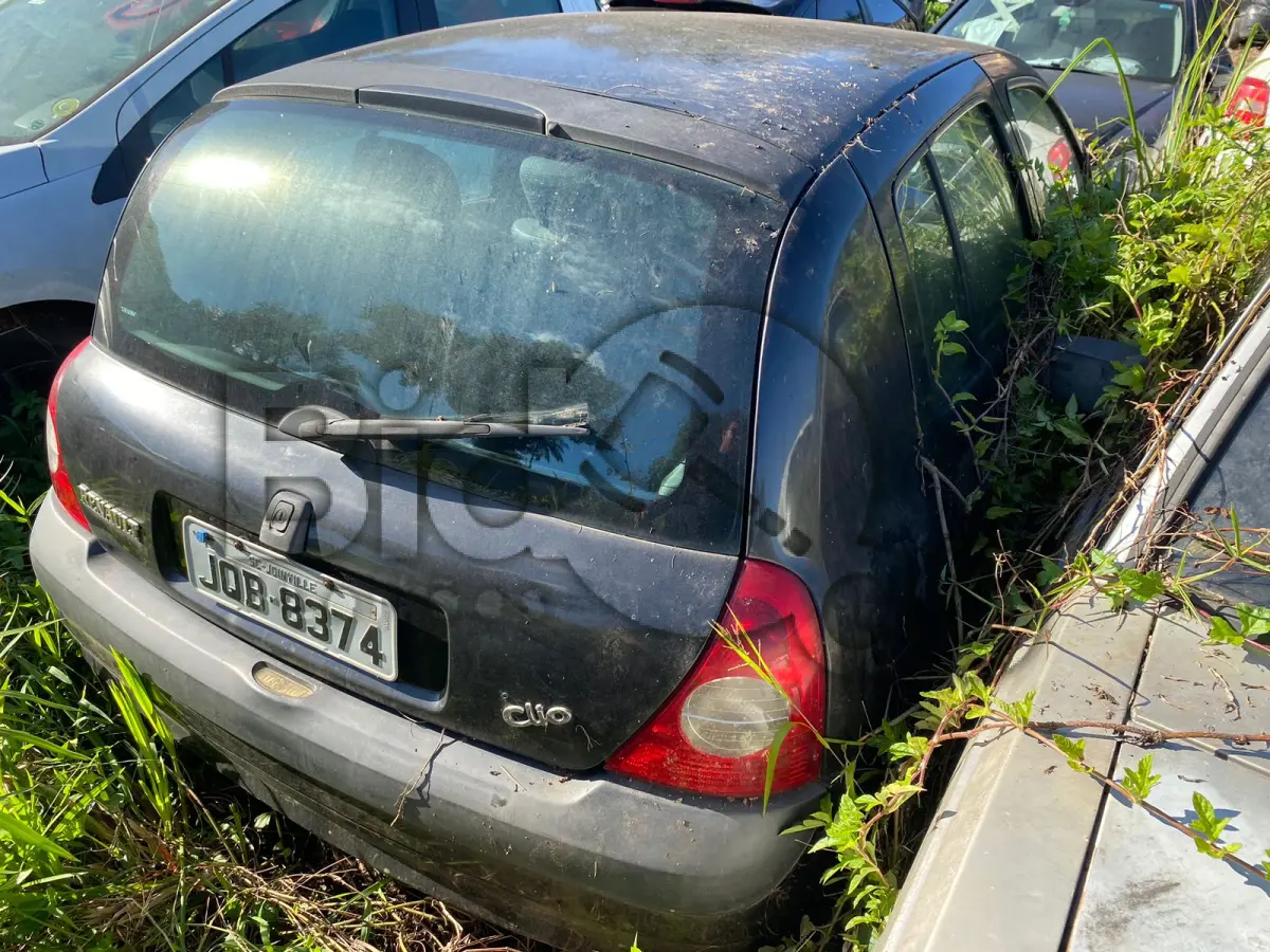 LOTE 002 - Espécie: AUTOMOVEL / Marca: RENAULT / Modelo: CLIO AUT 1.0 H / Placa: JQB8374 / UF: SC / Município: Joinville / Ano fabricação: 2005 / Ano modelo: 2005 / Cor: PRETA / Chassi: 93YBB0Y055J618364 / Motor:D7DC760Q031409 / RENAVAM: 857032003