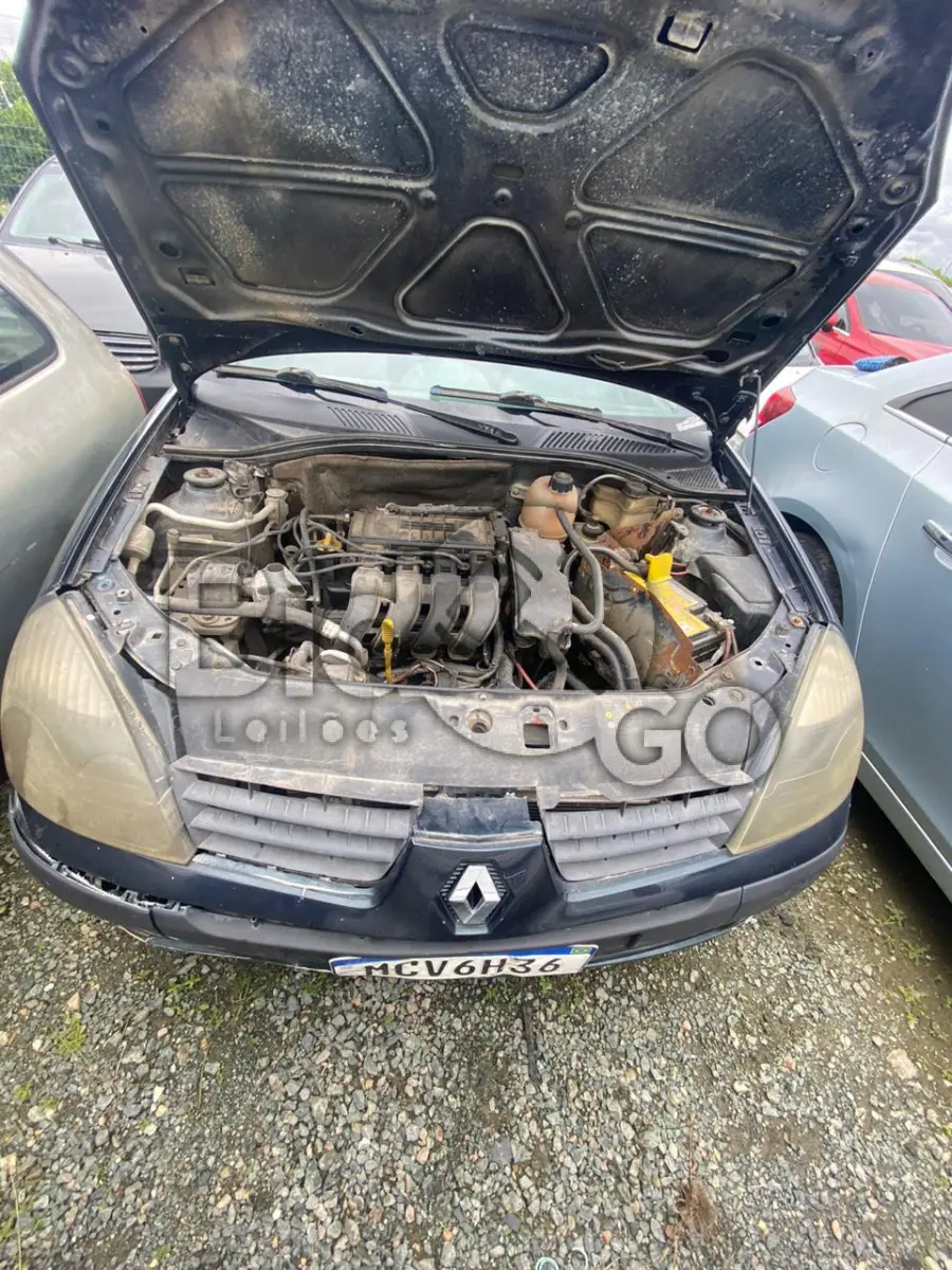 LOTE 016 - SUCATA COM MOTOR SERVÍVEL - Espécie: PASSAGEIRO / Marca: RENAULT / Modelo: CLIO EXP 10 16VS / Placa: MCV6H36 / UF: SC / Município: Itajaí / Ano fabricação: 2004 / Ano modelo: 2005 / Cor: VERDE / Chassi: 93YLB06155J536098 / Motor: D4DA700Q084946 / RENAVAM: 00835246272