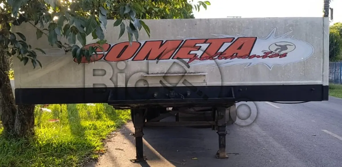 LOTE 005 - Espécie: CARGA / Marca: REB / Modelo: RANDON SR GR TR / Placa: AAB5G44 / UF: PR / Município: Francisco Beltrão / Ano fabricação: 1990 / Ano modelo: 1990 / Cor: BRANCA Chassi: 9ADG12430LC085303 / RENAVAM: 00523443382 *Veículo afetado pela enchente