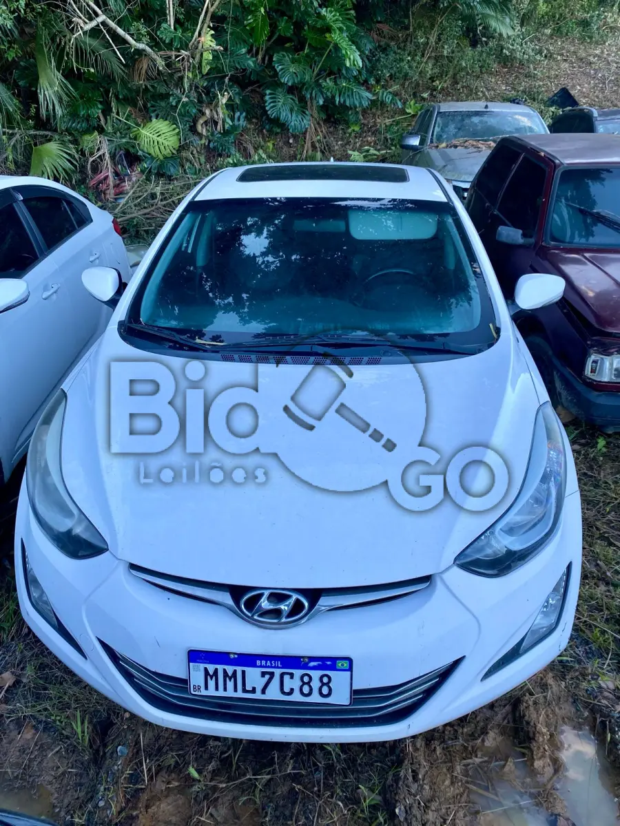 LOTE 008 - Espécie: PASSAGEIRO / Marca: I / Modelo: HYUNDAI ELANTRA / Placa: MML7C88 / UF: SC / Município: Indaial / Ano fabricação: 2014 / Ano modelo: 2015 / Cor: BRANCA Chassi:KMHDH41GBFU245727 / Motor: F4NAEU680157 / RENAVAM: 1023896475