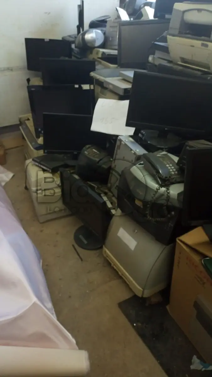 LOTE 005 -  47 sucatas de impressoras de diversas. Sucata de monitor , Dvd , Relógio digital , Rádios, Aproxidamente 80 tablets positivo.etc.