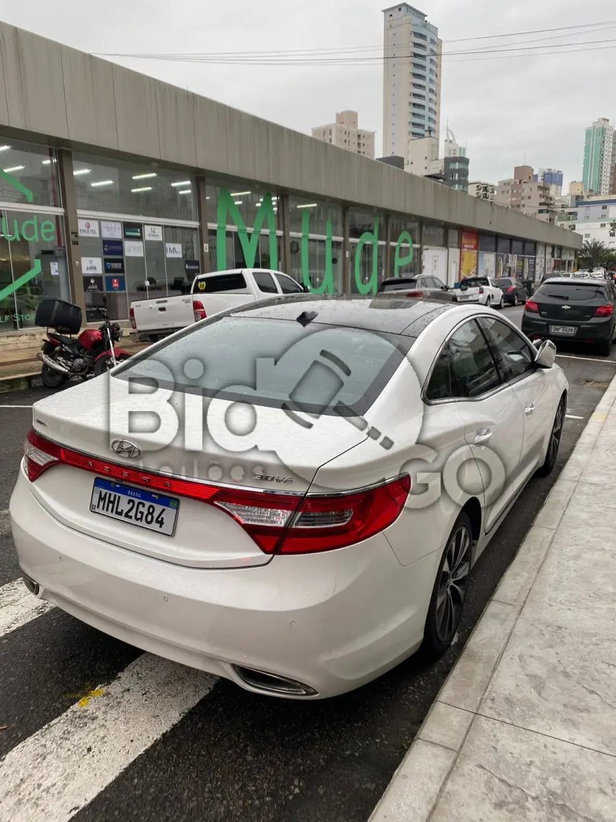 LOTE 009 - Espécie: PASSAGEIRO / Marca: I / Modelo: HYUNDAI AZERA 3.0 V6 / Placa: BBE8001 / UF: SC / Município: Balneário Camboriú / Ano fabricação: 2014 / Ano modelo: 2014 / Cor: BRANCA / Chassi: KMHFH41HBFA411483 / Motor: G6DEEA288991 / RENAVAM: 01023329198