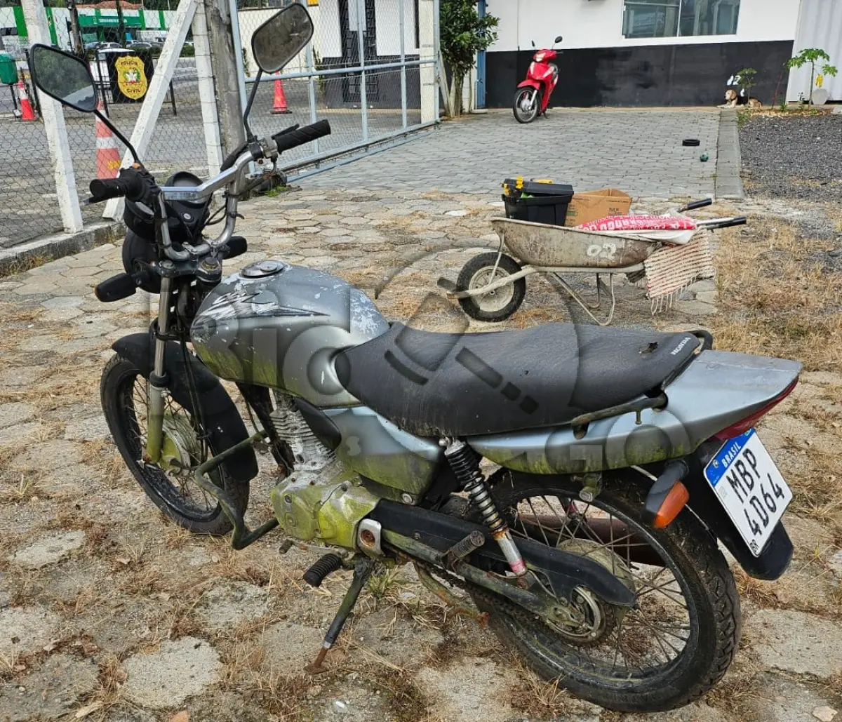 LOTE 014 - Espécie: PASSAGEIRO / Marca: HONDA / Modelo: CG 125 TITAN KS / Placa: MBP4D64 / UF: SC / Município: Jaraguá do Sul / Ano fabricação: 2002 / Ano modelo: 2002 / Cor: PRATA / Chassi: 9C2JC30102R235675 / Motor: JC30E12235675 / RENAVAM: 784038350