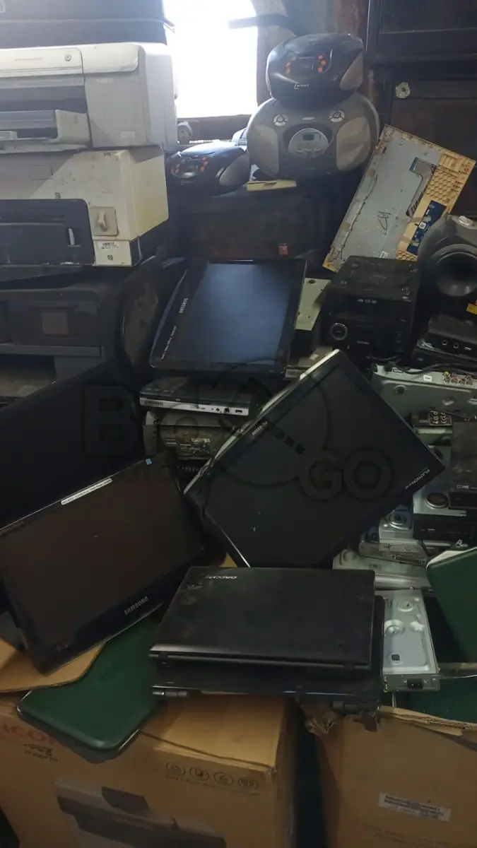LOTE 005 -  47 sucatas de impressoras de diversas. Sucata de monitor , Dvd , Relógio digital , Rádios, Aproxidamente 80 tablets positivo.etc.