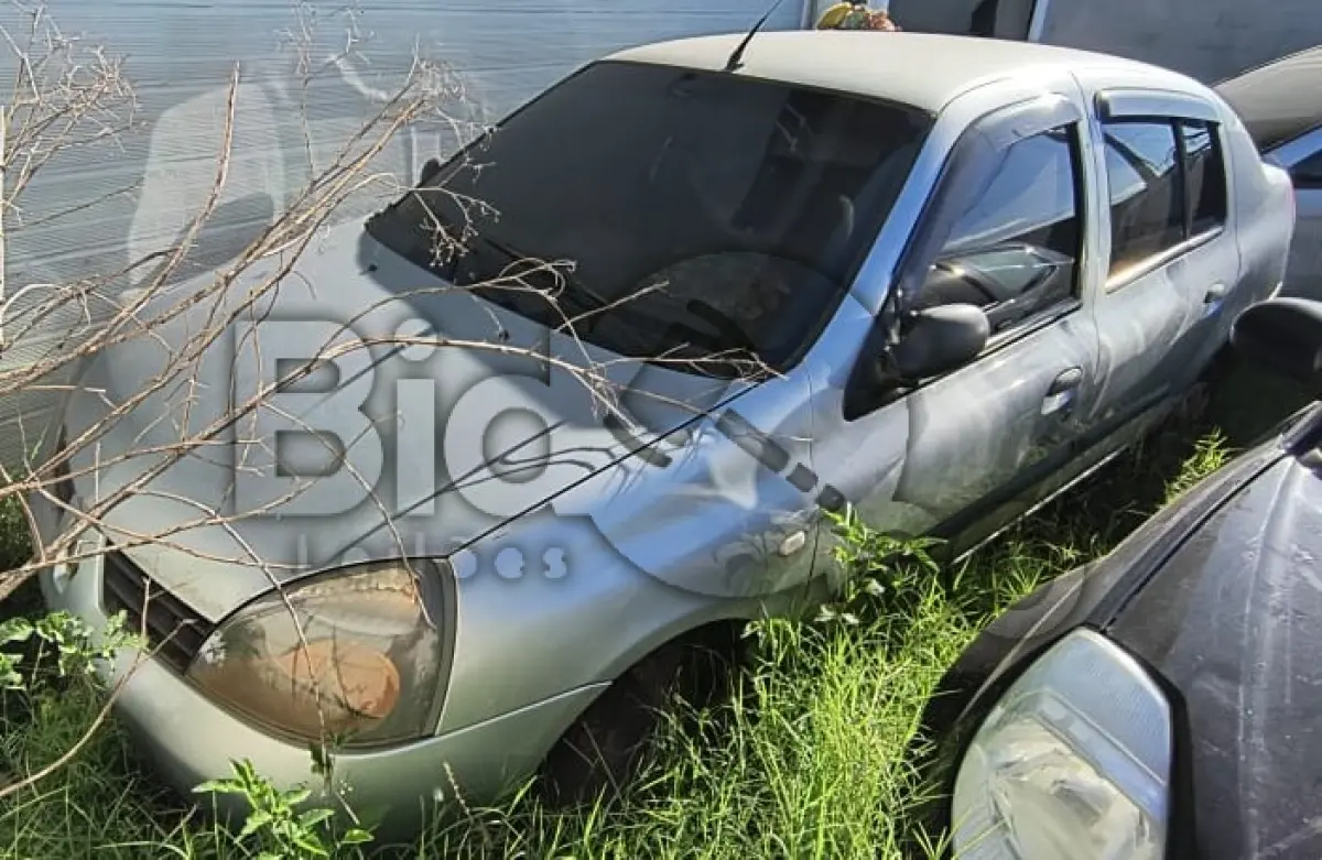 LOTE 001 - Espécie: PASSAGEIRO / Marca: RENAULT / Modelo: CLIO AUT 10 16VS / Placa: MAP8503 / UF: SC / Município: Criciúma / Ano fabricação: 2005 / Ano modelo: 2005 / Cor: PRATA / Chassi: 93YLB8B056J692788 / Motor: D4DG752Q003602 / RENAVAM: 00883108968 *Veículo afetado pela enchente