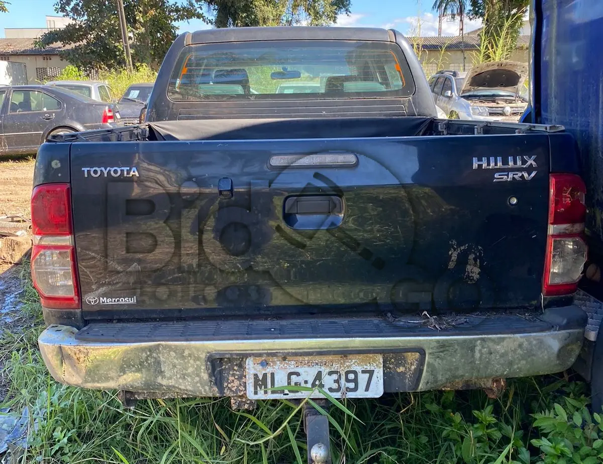 LOTE 001 - Espécie: ESPECIAL / Marca: I / Modelo: TOYOTA HILUX CD4X4 SRV / Placa: MLG4397 / UF: SC / Município: Sombrio / Ano fabricação: 2013 / Ano modelo: 2013 / Cor: PRETA / Chassi: 8AJFY29G5D8545177 / Motor: 1KDA290398 / RENAVAM: 588127710 *MOTOR COM PEÇAS FALTANDO