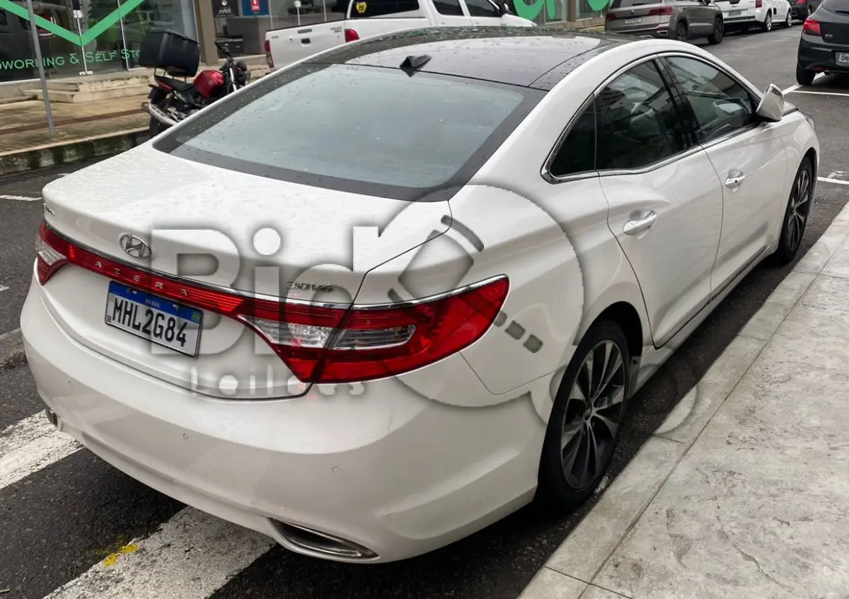LOTE 009 - Espécie: PASSAGEIRO / Marca: I / Modelo: HYUNDAI AZERA 3.0 V6 / Placa: BBE8001 / UF: SC / Município: Balneário Camboriú / Ano fabricação: 2014 / Ano modelo: 2014 / Cor: BRANCA / Chassi: KMHFH41HBFA411483 / Motor: G6DEEA288991 / RENAVAM: 01023329198