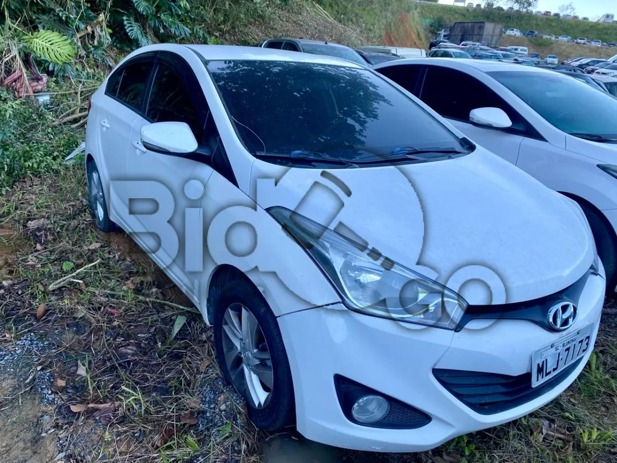 LOTE 010 - Espécie: PASSAGEIRO / Marca: HYUNDAI / Modelo: HB20S 1.6A PREM / Placa: MLJ7173 / UF: SC / Município: Florianópolis / Ano fabricação: 2013 / Ano modelo: 2014 / Cor: BRANCA Chassi:9BHBH41DBEP091431 / Motor: F4FACU713795 / RENAVAM: 536016640