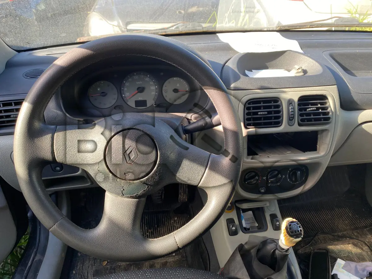 LOTE 002 - Espécie: AUTOMOVEL / Marca: RENAULT / Modelo: CLIO AUT 1.0 H / Placa: JQB8374 / UF: SC / Município: Joinville / Ano fabricação: 2005 / Ano modelo: 2005 / Cor: PRETA / Chassi: 93YBB0Y055J618364 / Motor:D7DC760Q031409 / RENAVAM: 857032003