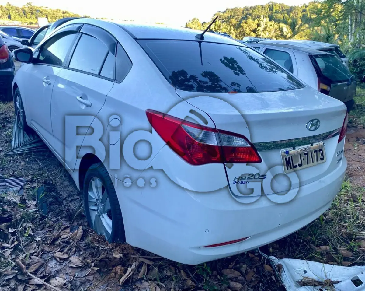 LOTE 010 - Espécie: PASSAGEIRO / Marca: HYUNDAI / Modelo: HB20S 1.6A PREM / Placa: MLJ7173 / UF: SC / Município: Florianópolis / Ano fabricação: 2013 / Ano modelo: 2014 / Cor: BRANCA Chassi:9BHBH41DBEP091431 / Motor: F4FACU713795 / RENAVAM: 536016640