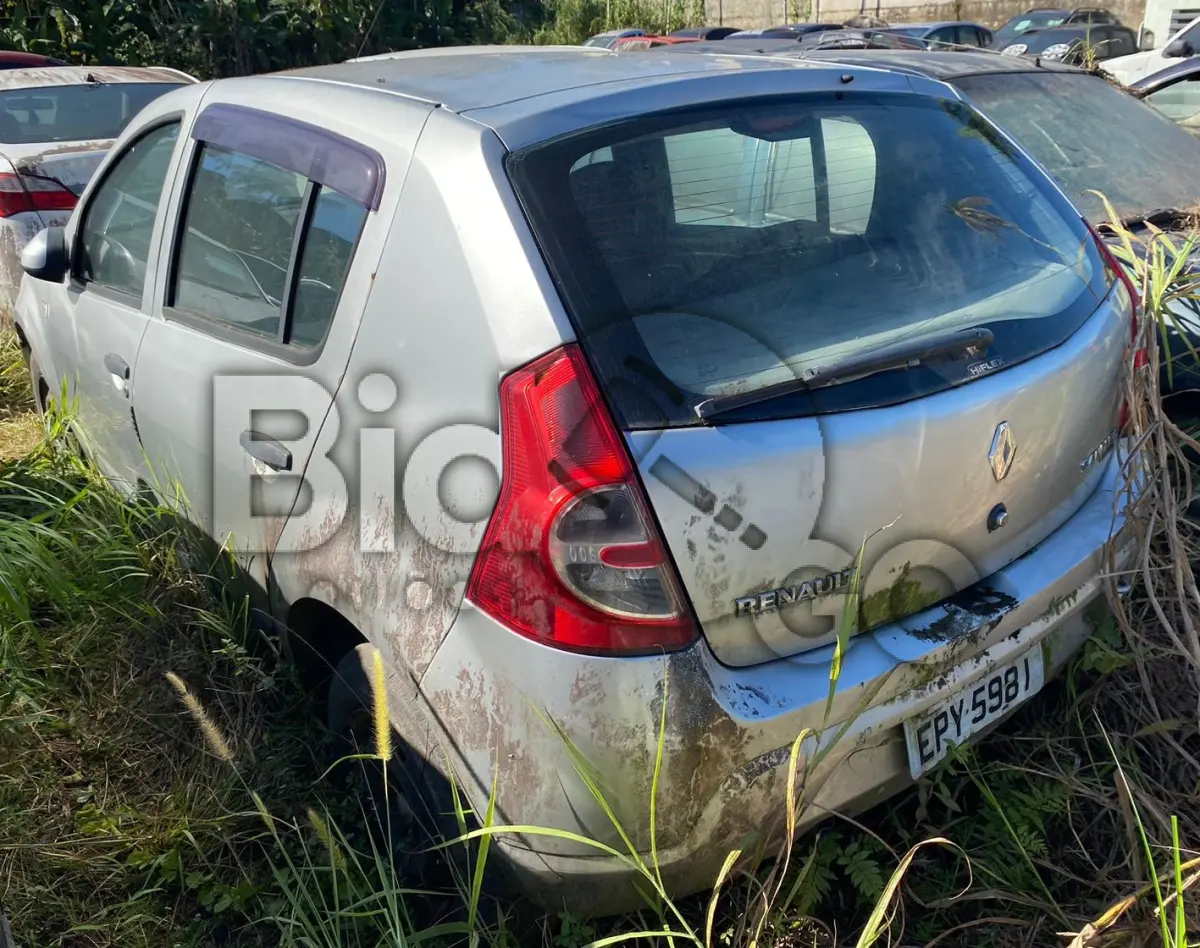 LOTE 010 - Espécie: PASSAGEIRO / Marca: RENAULT / Modelo: SANDERO EXP1016V / Placa: EPY5981 / UF: SP / Município: Praia Grande / Ano fabricação: 2010 / Ano modelo: 2011 / Cor: PRATA / Chassi: 93YBSR7RHBJ678305 / Motor: D4DH760Q137213 / RENAVAM: 266198295