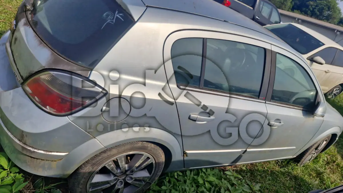 LOTE 012 - Espécie: PASSAGEIRO / Marca: GM / Modelo: VECTRA HATCH 4P GT-X / Placa: MID7617 / UF: SC / Município: Itapema / Ano fabricação: 2010 / Ano modelo: 2011 / Cor: PRATA / Chassi: 9BGAV48C0BB166390 / Motor: NBB000027 / RENAVAM: 231762143